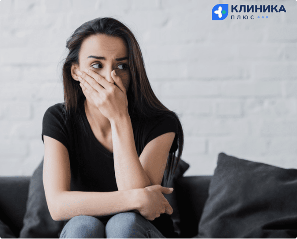 Девушка скрыла рот